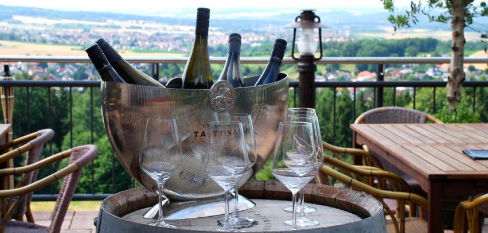 Wein gekühlt auf Eis mit Weingläsern auf der Fernblick Terasse