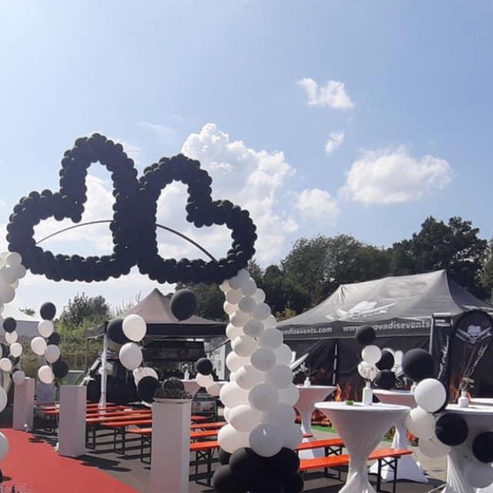 Hochzeitsfeier mit Quovadis Zelten im Hintergrund