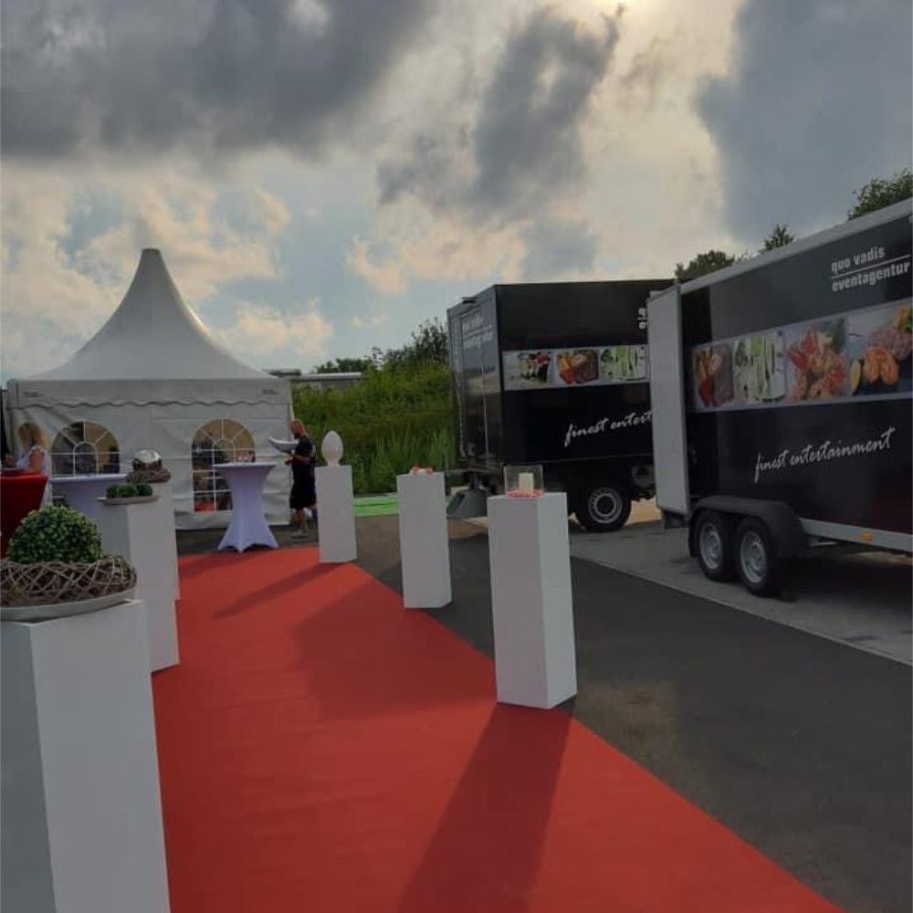 Roter Teppich mit Grillwagen von Quovadis