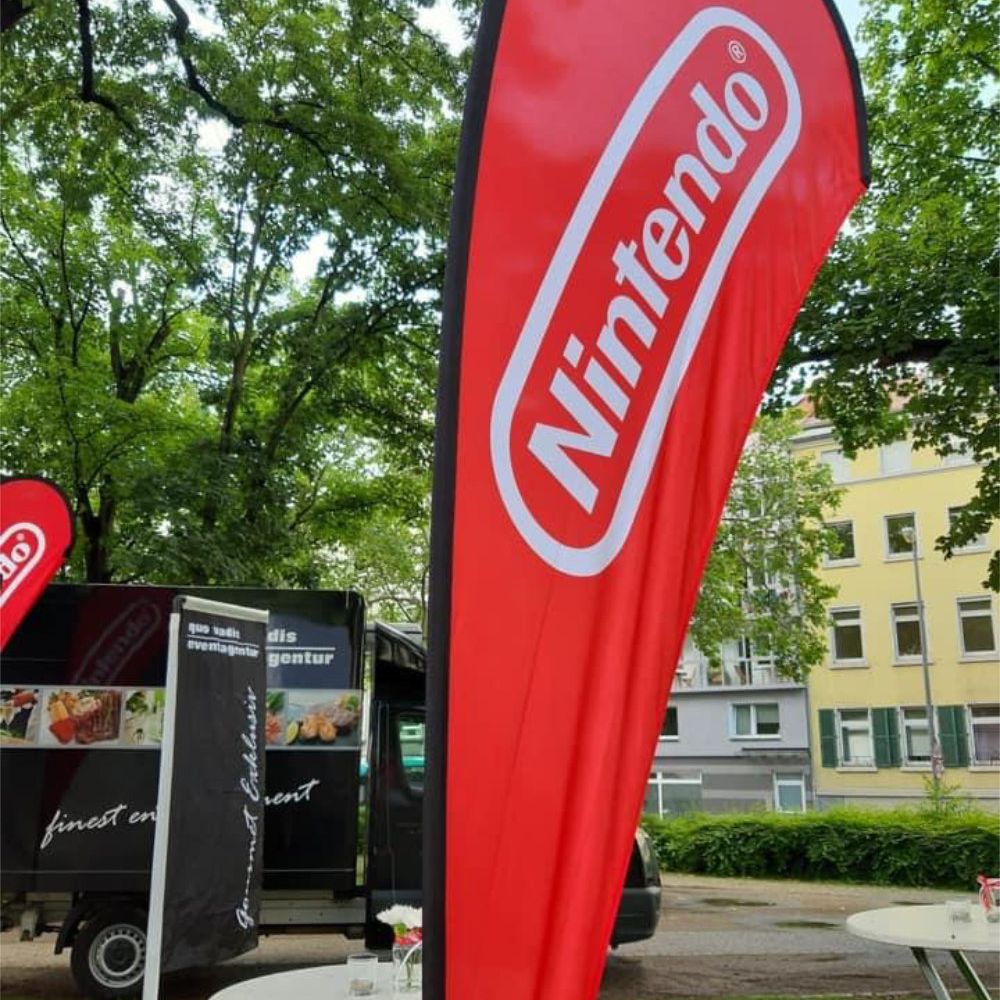 Fahnen Aufsteller Nintendo mit Grillwagen Quovadis
