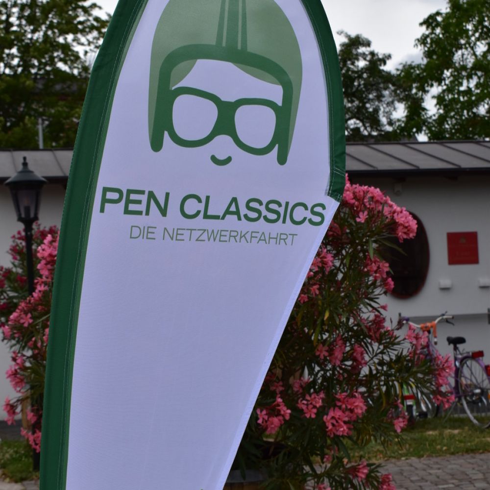 Fingerfood mit Quovadis Grillwagen im Hintergrund