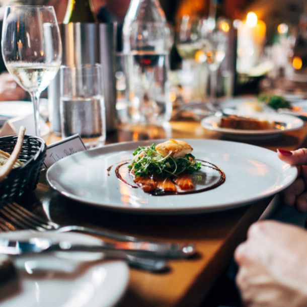 Fine Dining Teller an gedecktem Tisch