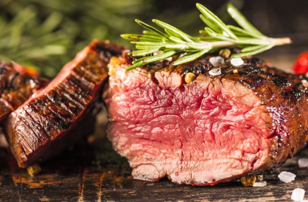 Steak mit Kartoffeln und Brokkoli