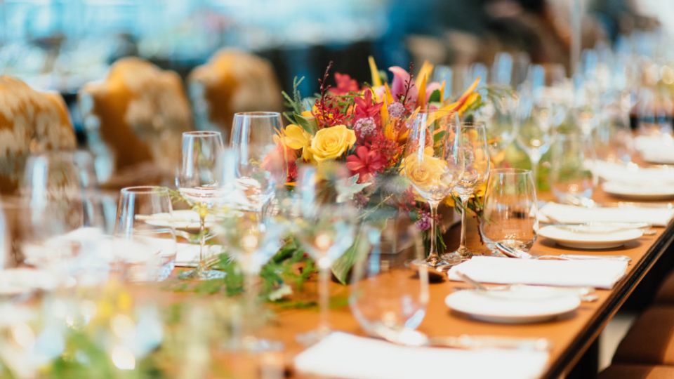 Gedeckter Tisch mit Blumen