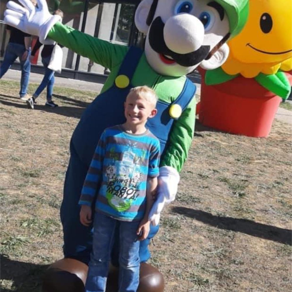 Kind mit Luigi